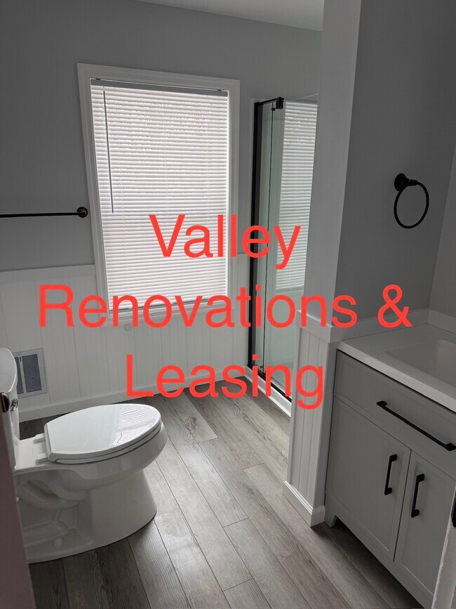 Baño - 336 S Main St