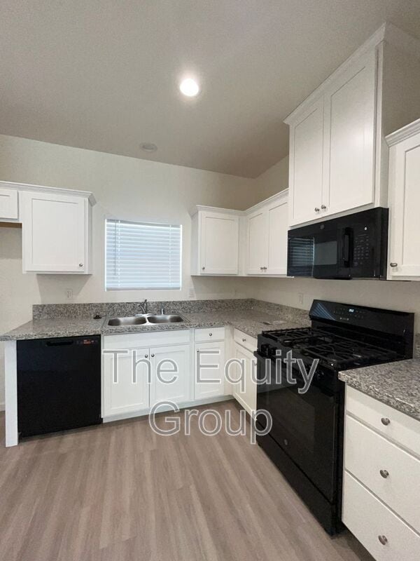 Building Photo - 4112 E Kaweah Ave