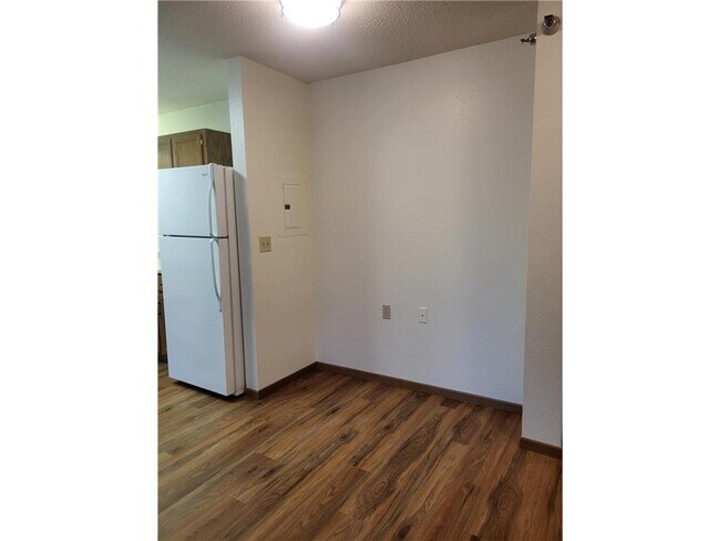 Building Photo - 609 Main St S