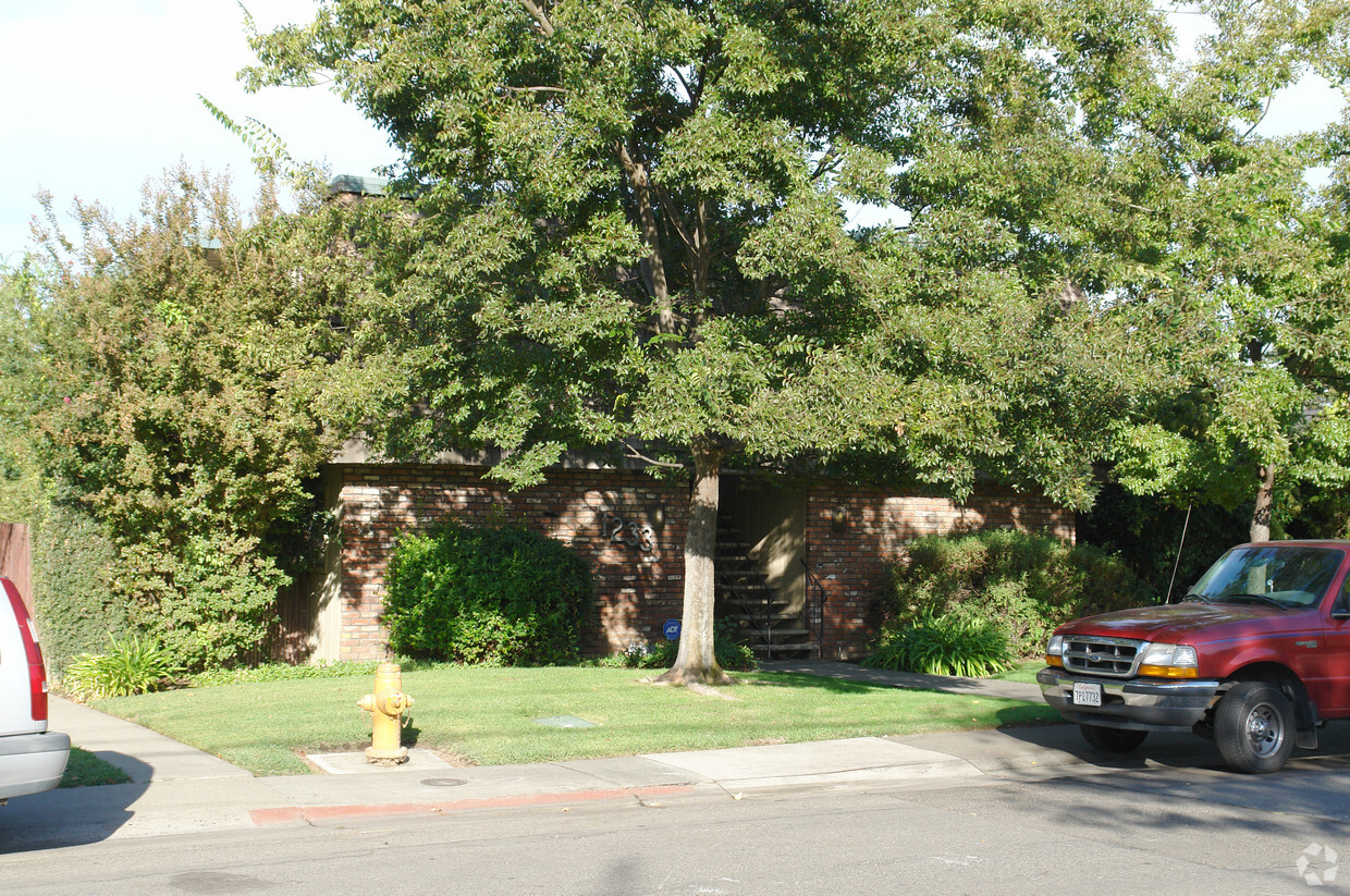 Primary Photo - 1229-1233 Jonas Ave