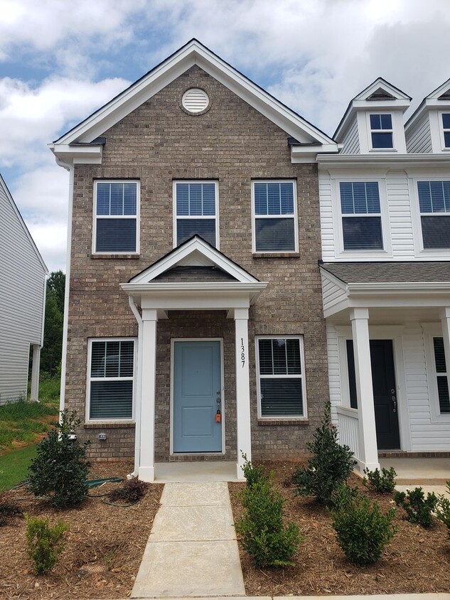 Foto principal - NEW 2 Bedroom Townhome in Lowell (Minutes ...