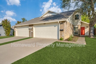 Building Photo - 2211 Heritage Cir