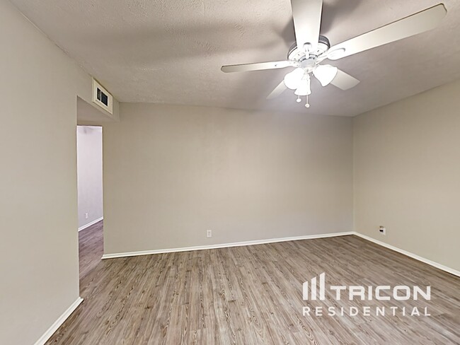 Foto del edificio - 3221 Edgebrook Dr