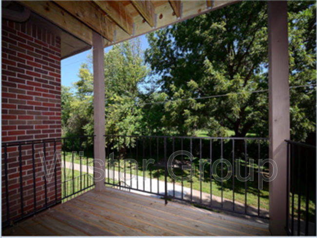 Foto del edificio - 2327 Benson Gardens Blvd