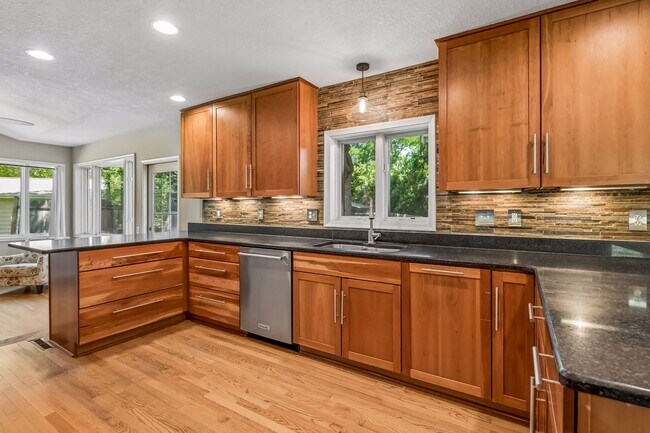 Foto del edificio - 6013 Porter Ln