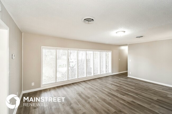 Building Photo - 3822 Hermitage Rd E