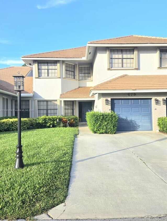 Foto principal - 679 Edgewater Dr