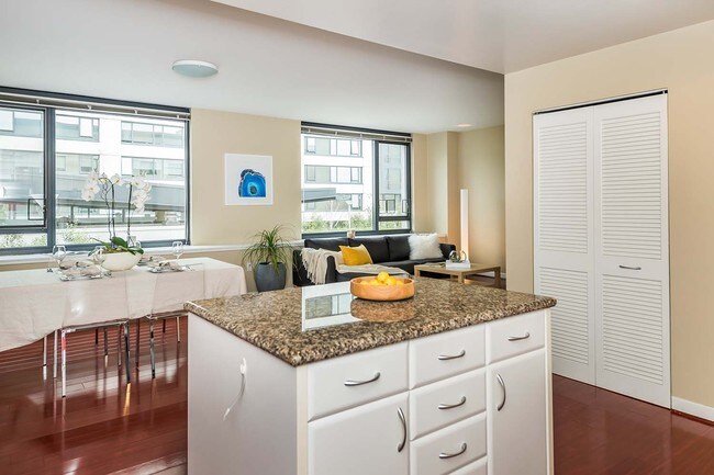 Building Photo - Large and Versatile Home at the Beacon