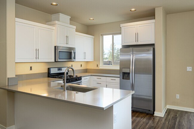 Foto del edificio - New listing!  Modern, A/C, Washer & Dryer included!