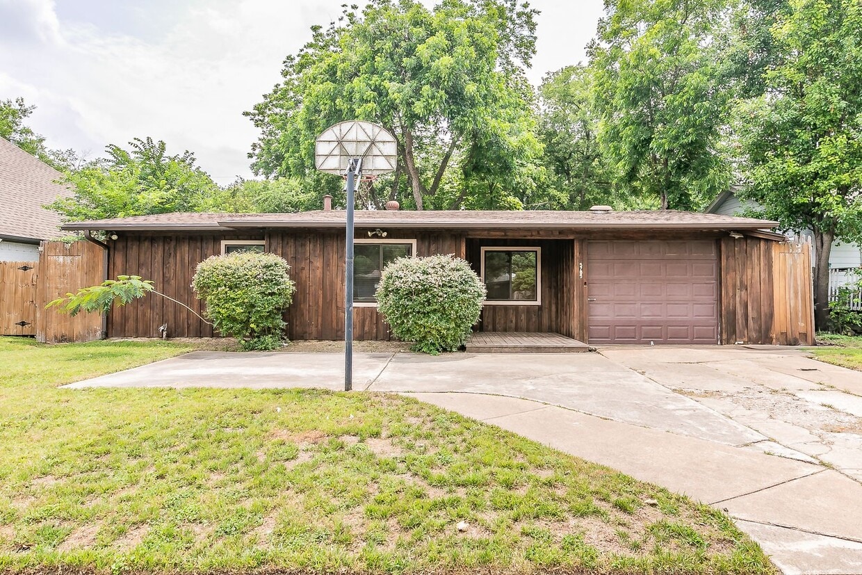 Primary Photo - Beautifully updated 2 bedroom, 1 bath home...