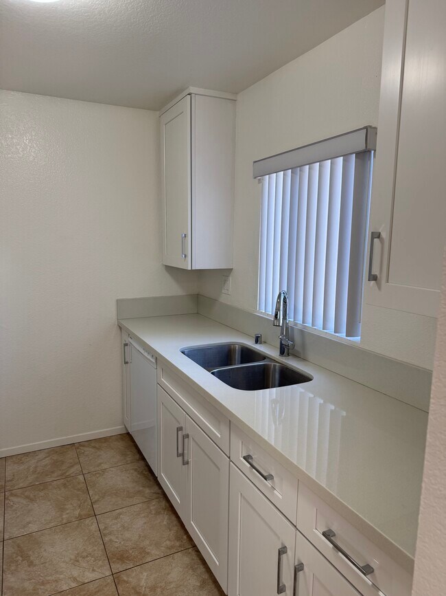 Foto del edificio - 11640 Menlo Ave