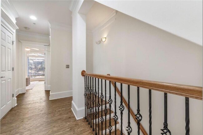 Foto del edificio - 802 Clifton Heights Ln NE