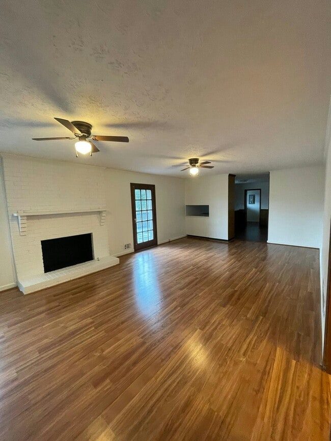 Building Photo - 3052 Robinson Rd NE