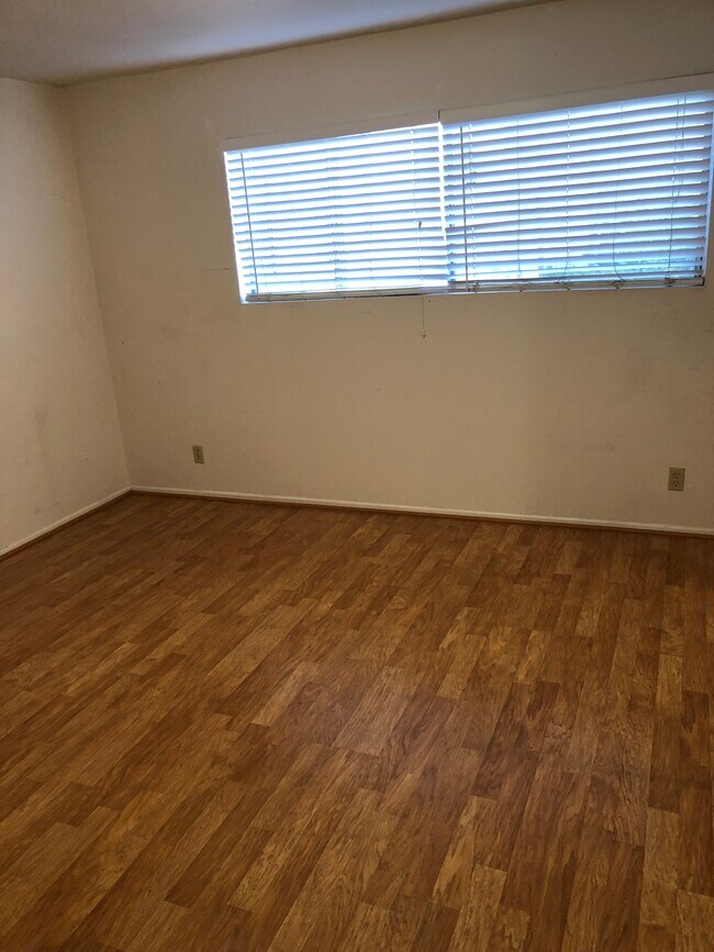 Dormitorio con suelos de tablones de madera - 408 Ellwood Beach Dr