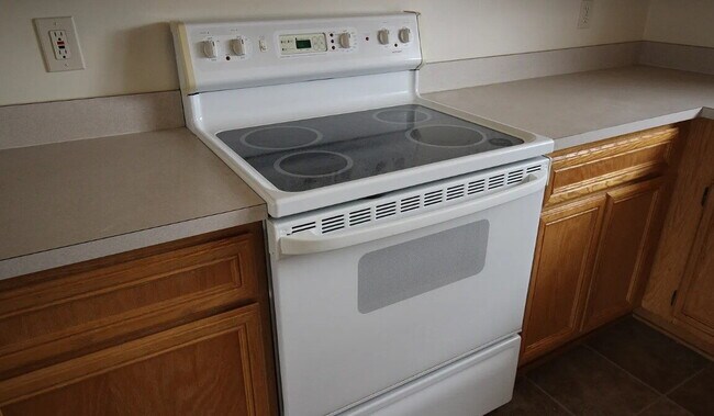 Foto del edificio - 2 Bedroom Upper Condo w/ Open Kitchen to Living Room Space. All Appliances Included along with Wa...