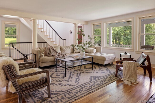 Foto del edificio - 243 Morton Rd