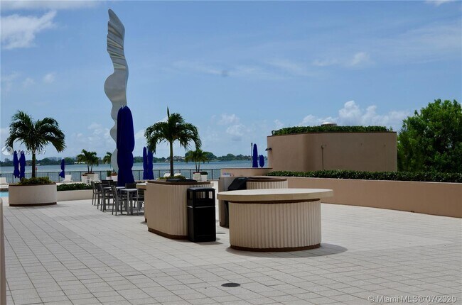 Foto del edificio - 1800 NE 114th St