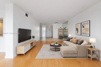 Building Photo - 800 Parkview Dr