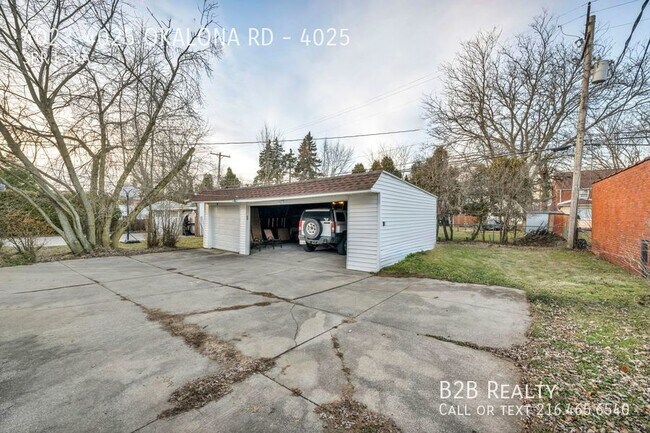 Building Photo - "Modern Elegance: Spacious 3 Bed, 1.5 Bath...
