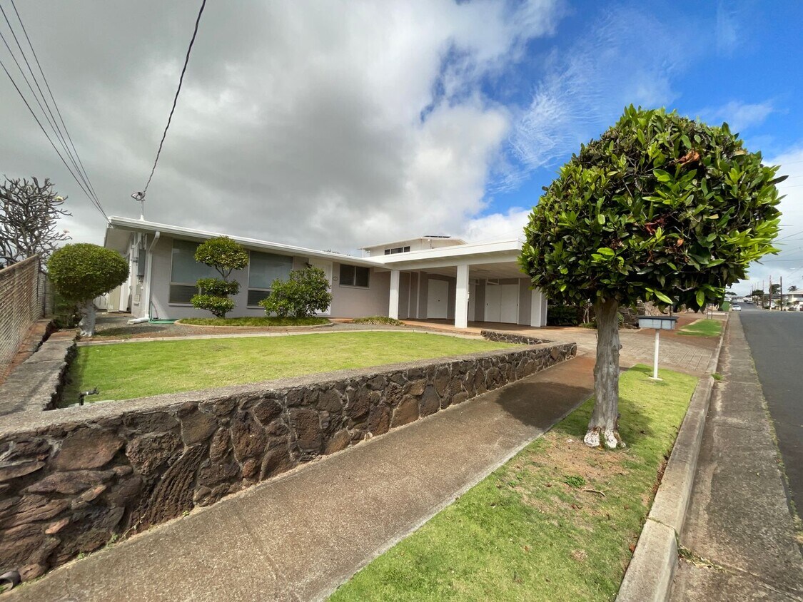 Primary Photo - Beautiful Spacious 3 Bedroom Single Family...
