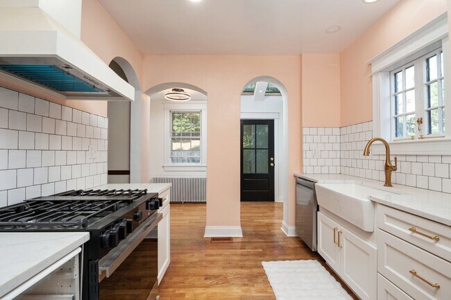 Building Photo - 4024 20th St NE