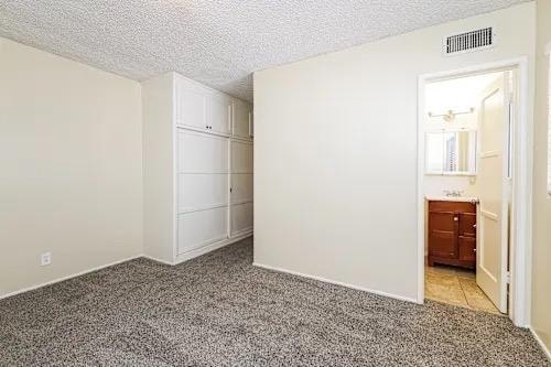 Foto del edificio - 8138 Darby Ave