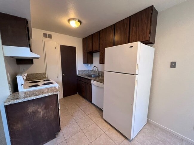Building Photo - Freshly painted condo with new carpet in gated community.