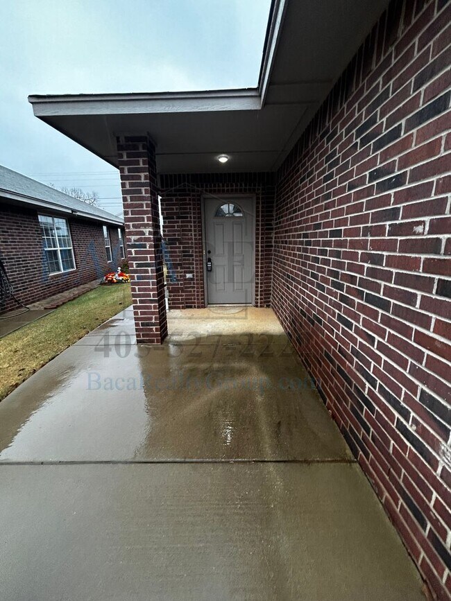 Building Photo - 3BR 2BA duplex with 2 car garage in Yukon!!