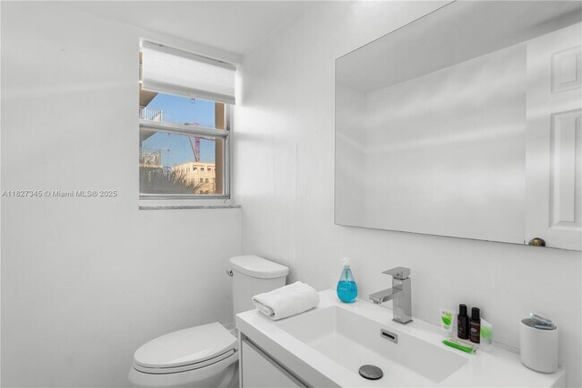 Building Photo - 9440 W Bay Harbor Dr