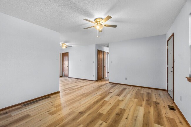 Building Photo - Adorable Home in Jackson
