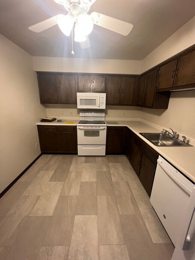 Building Photo - Two bedroom condo close to Hoover Middle S...