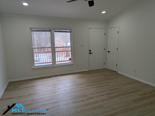 Foto del edificio - 5802 Lillie Dr