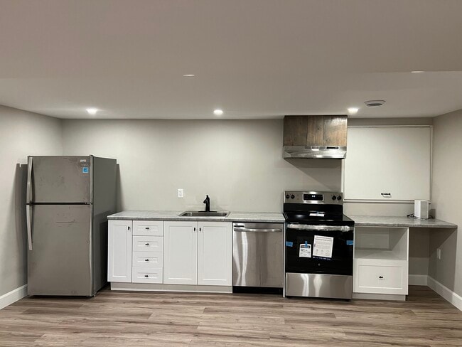 Building Photo - Cozy Lower Unit * White Oaks Pond Mills * Available Nov 15 *$1395 +