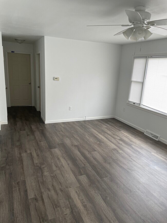 Living room - 220 W 10th Ave