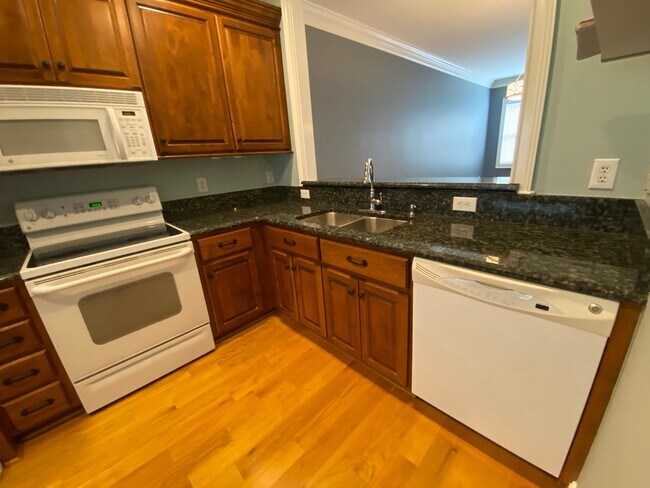 Foto del edificio - AVAILABLE NOW! BEAUTIFUL BRICK FRONT TOWNH...