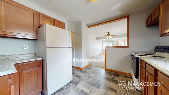 Building Photo - 16382 Frazho - 2Bed/1Bath Roseville Ranch