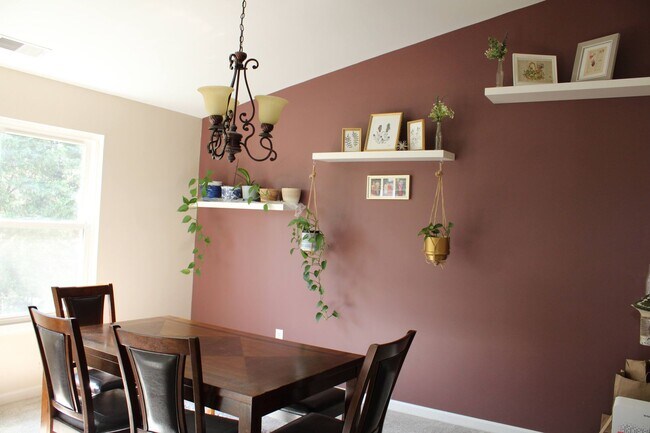 Building Photo - Charming 2 Bedroom/1 Bathroom Condo in Hal...