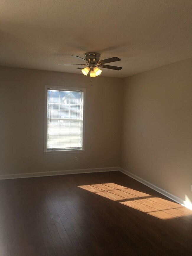 Foto del edificio - 2 bedroom 2 bathroom duplex near Cherry Park!