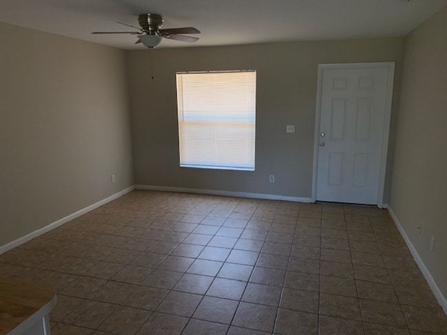 Building Photo - Cozy 2BR/2BA with Ceramic Tile, Screened L...
