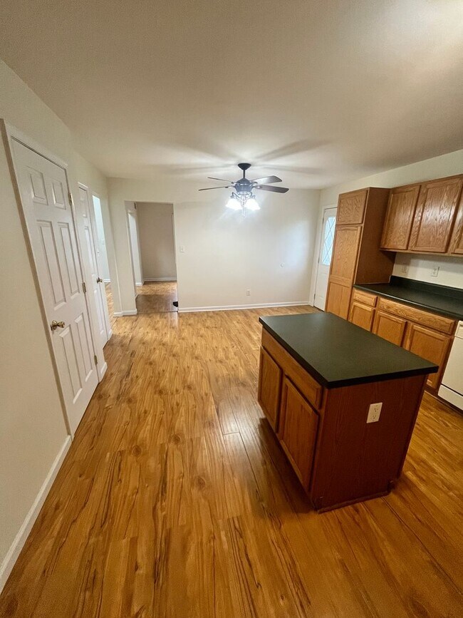 Building Photo - 9 Maria Ln