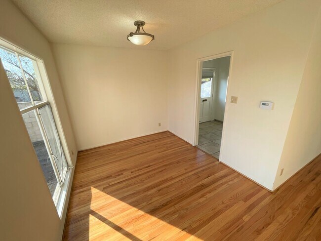 Foto del edificio - Central Ventura Home with Large Yard!