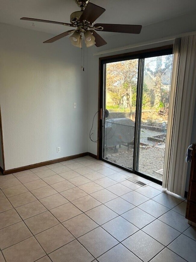 Foto del edificio - Beautiful 4 Bedrooms, 3 Full Bathrooms- Fa...