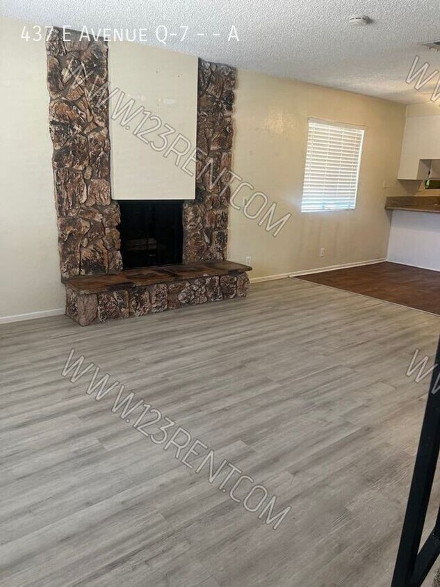Foto principal - 437 E Ave Q-7
