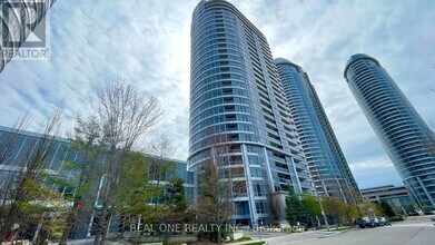 Building Photo - 151 Village Green Square