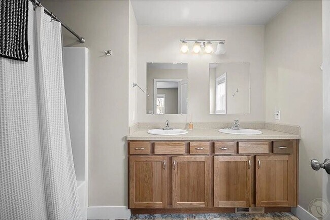 Foto del edificio - Spacious 3BR/2.5BA Furnished Townhome | Pet-Friendly with Large Fenced Yard & Ample Parking
