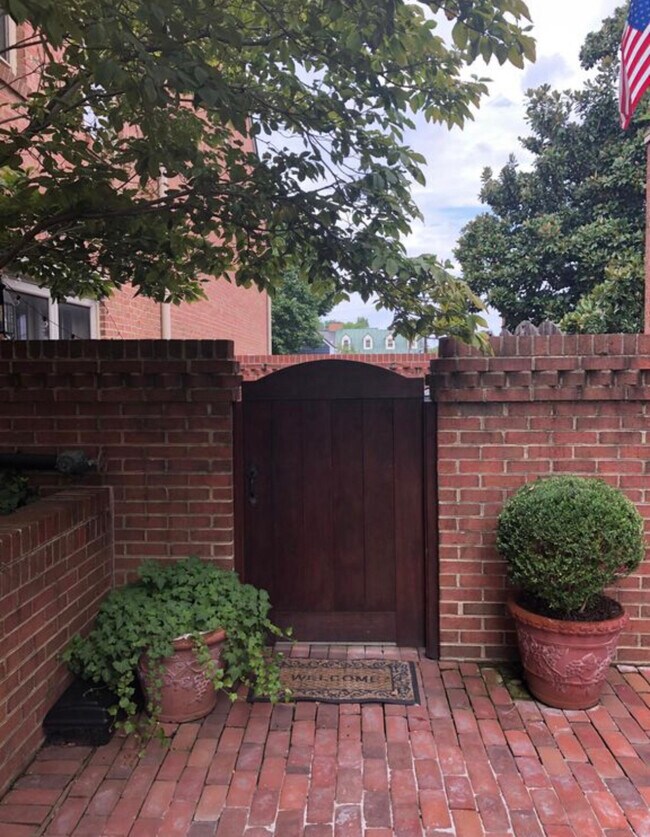 Foto del edificio - 630 S Columbus St