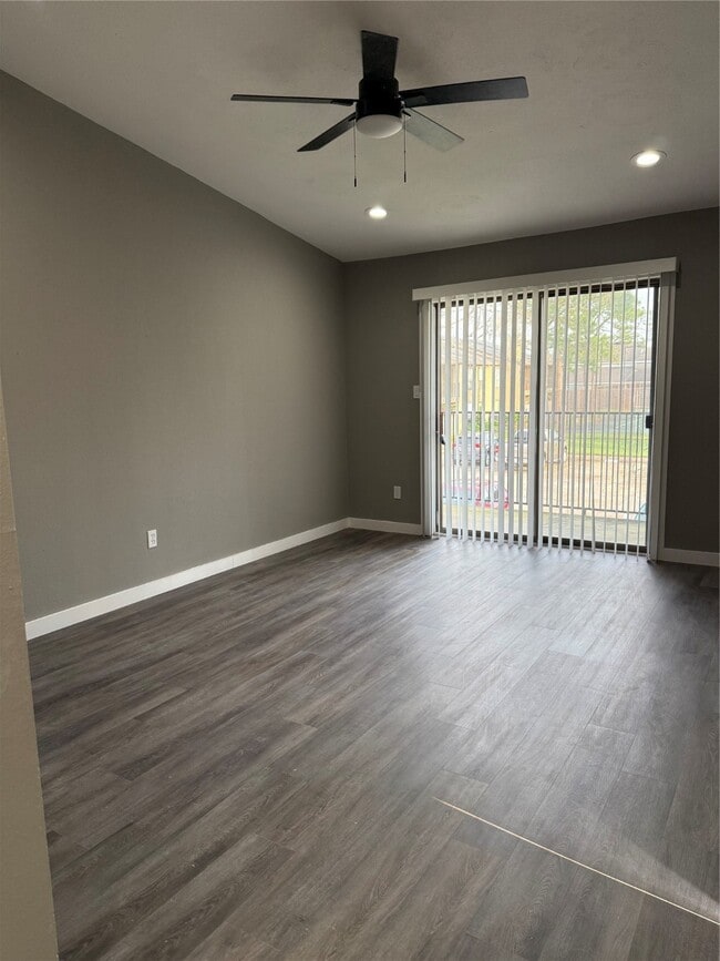 Foto del edificio - 3300 Pebblebrook Dr