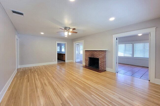 Building Photo - 830 Harvard Ave N