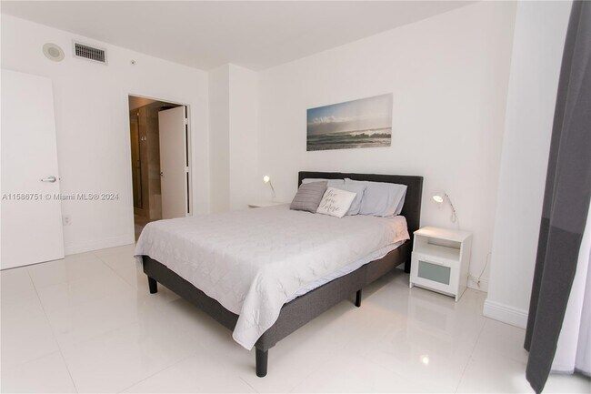 Foto del edificio - 6365 Collins Ave