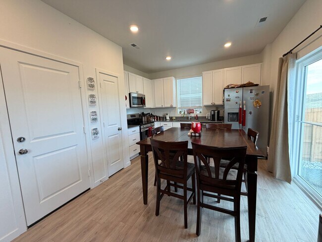 Foto del edificio - Fully Furnished 2024 Model Home Backing to Open Space